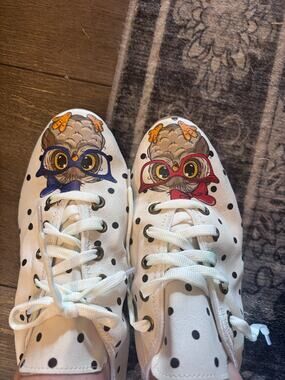 Foldy Owl tennis shoes